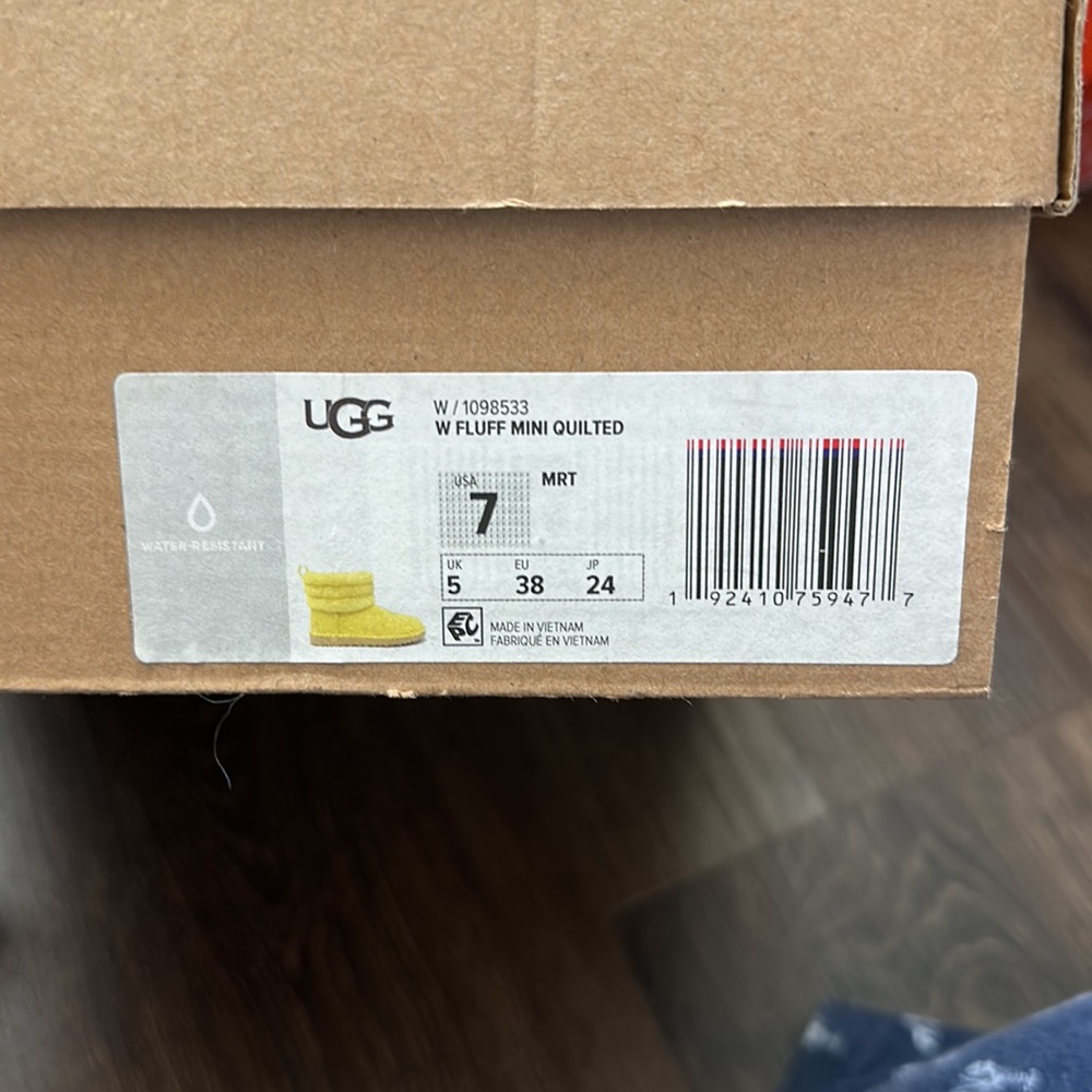 Ugg - Picture 5 of 7